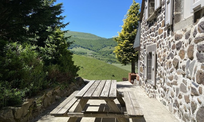 Le Claux Maison | Farmhouse on the mountain overlooking the valley.