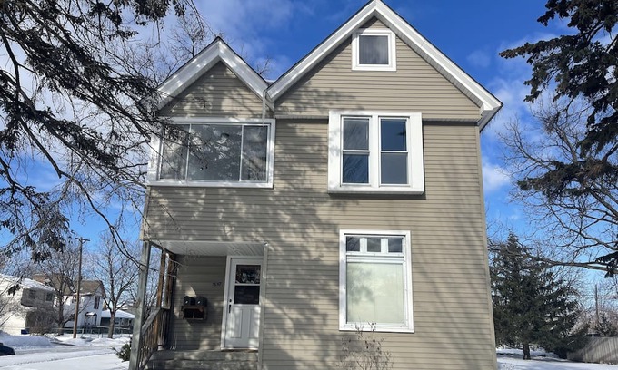 Midway Maison | SPACIOUS ONE BEDROOM IN HAMLINE-MIDWAY AREA
