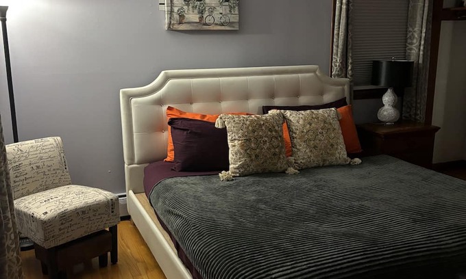 Hamden Lit Et Petit-Déjeuner | 1 King suit available in Guest House quiet & serene