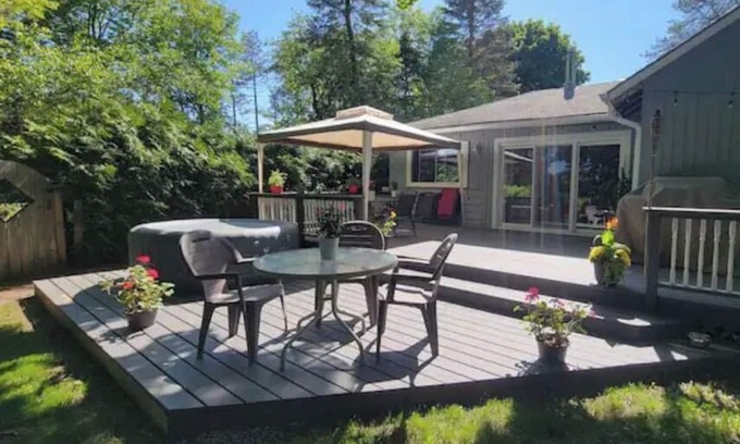 Kirkfield Cabine | Rustic Waterfront Cottage
