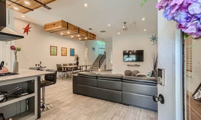Barton Hills Maison | Pet Friendly Retreat with Lap Pool/Spa in the '04!