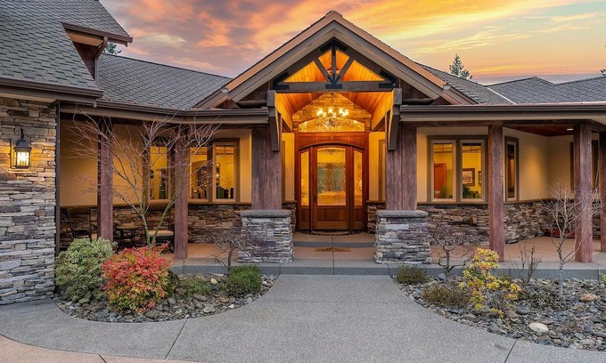 Roseburg Maison | Opulent estate in close proximity to renowned wineries and golf.