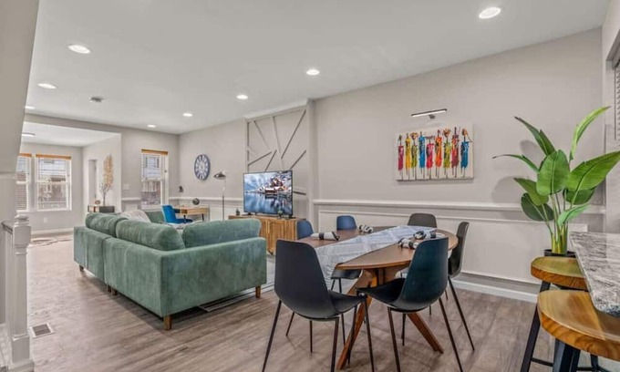 Olney-Oak Lane Maison | Uptown Gem! 2Luxe King Suites + Deck + Parking!