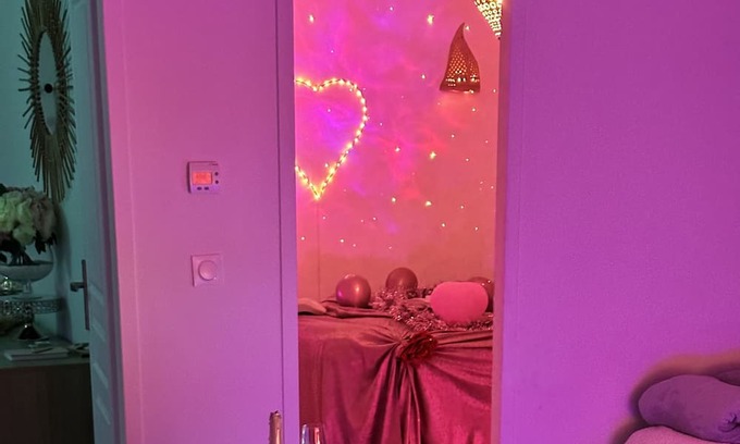 Freneuse Appartement | Romantic Apartment with Private Jacuzzi
