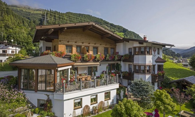 Gerlos Maison | Apartment garden view for 3-4 people