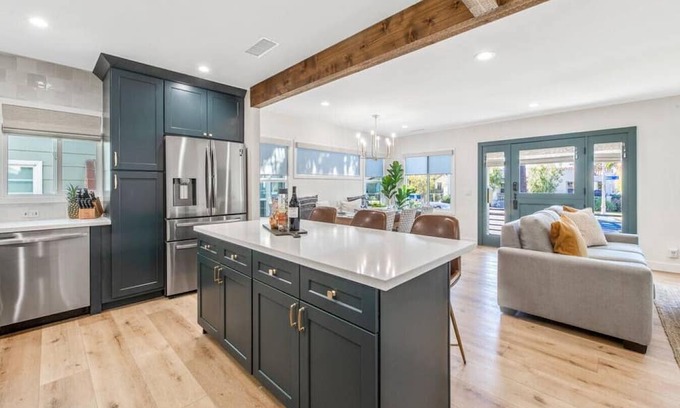 Huntington Beach Maison | LUXURY 2bdrm Townhome- Close2️⃣Beach & Main St! E-bikes! Pet friendly!
