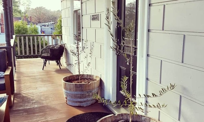 Healesville Maison | Temora House is the Queen of main street & sits high over beautiful Healesville