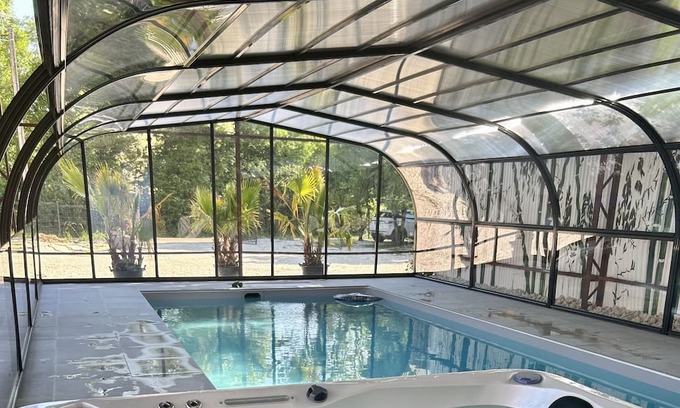 Villemoiron-en-Othe Appartement | Le domaine du Lavoir / Moumoune sleeps 4. Jacuzzi access from April to October