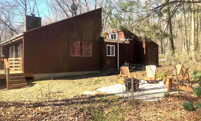 Berkeley Springs Cabine | Cozy 3 bedroom, 2 bath pet friendly cabin retreat