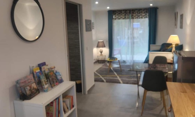 Port District Appartement | Seaside studio with swimming pool.