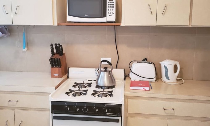 Somerset Village Appartement | Newly renovated 1 bedroom apartment - 5 mins from the beach!