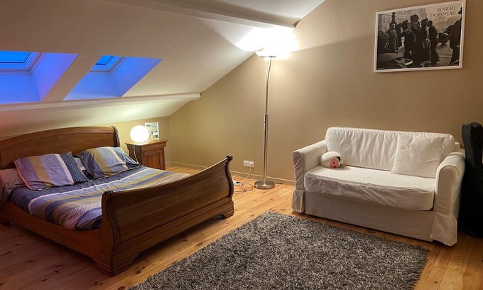 Marnes-la-Coquette Lit Et Petit-Déjeuner | Bedroom with private bathroom in a bungalow near Paris