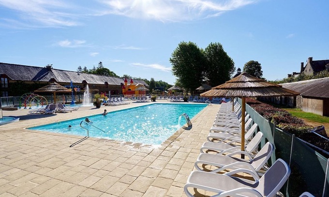 La Chapelle-aux-Filtzmeens Chalet De Ski | Luxe Sanitary XL 6 pers. Villatent at five-star Camping Domaine du Logis