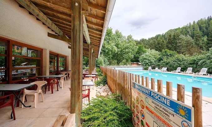 Sainte-Sigolene Chalet De Ski | Luxe Sanitary 5 Pers. Villatent at the 4-star campsite de Vaubarlet in Auvegne