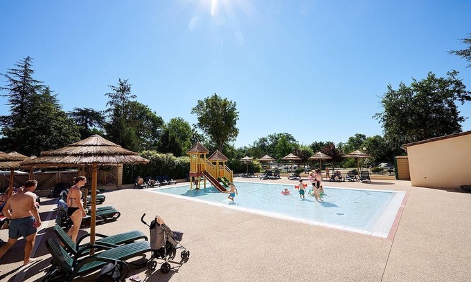Gigny-sur-Saone Chalet De Ski | Luxe 5 Pers. Villatent at 5-star castle campsite Château de L 'Epervière