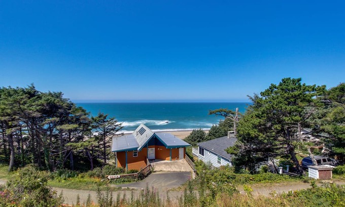 Lincoln City Appartement | Oceanview Studio on the Main Level - Nearby Beach Access, Dogs Welcome