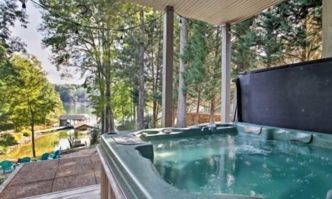 North Shore Maison | Got It All - 3 Kayaks, 1 Canoe, Hot Tub, Wifi, Ping Pong, Sandy beach, Firepit.