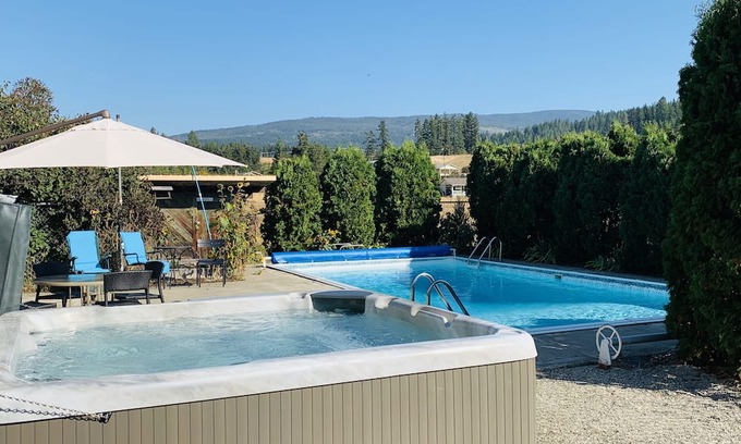 Vernon Maison | Orchard house in BX close to Vernon, on hiking trails, close to skiing.