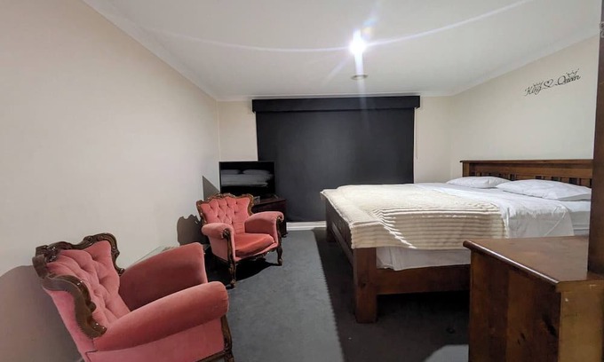 Drouin Maison | Cosy Spacious Hill Holiday Home