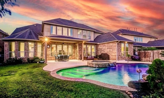 Katy Maison | Spacious 5-bedroom house in Katy with WiFi, AC, fitness room
