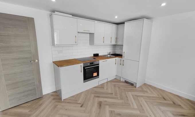 Enfield Lock Appartement | Indulge in our newly refurbished, luxury flat with free parking.