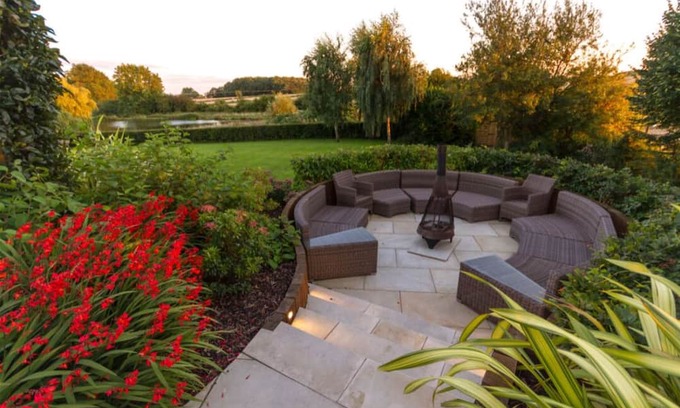 Hockerton Maison | Outstanding 5 en-suite bedroom home with Gym, Steam room, bar, lake view garden