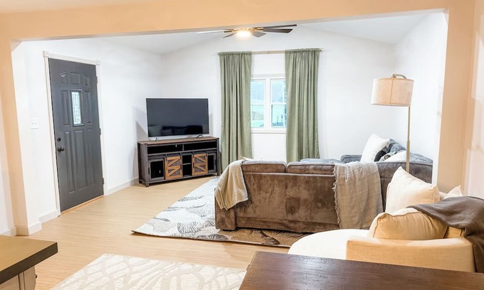 Maple Mount Maison | Charming, Peaceful 3-bedroom house with view of Horse Farm