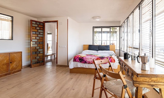 Las Acacias Appartement | Private rooftop on an old Madrilian industrial building
