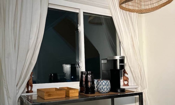 Hamilton Maison | Charming 1-bedroom house in Hamilton with WiFi and AC