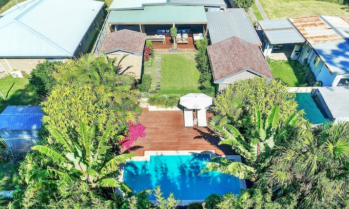 Worrowing Heights Maison | Bali by the Bay - A tropical garden paradise just minutes to the beach