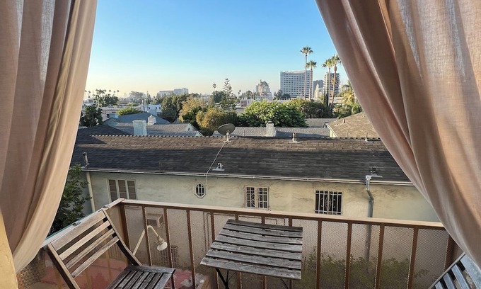 Hollywood Hills Appartement | Charming studio with lovely balcony in Hollywood Hills!