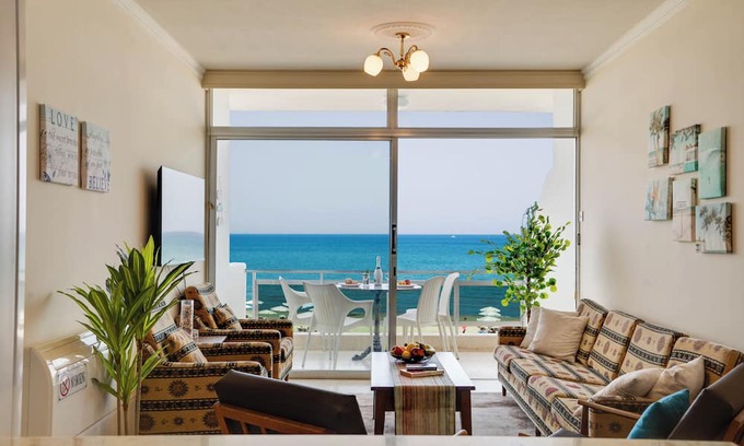 Larnaca Appartement | Makenzy Sandy Beachfront Paradise