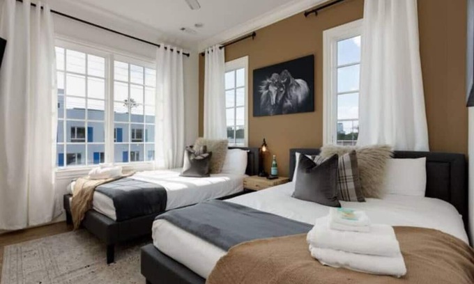 Chestnut Hill Maison | Two Beautiful Homes - Walkable to Geodis