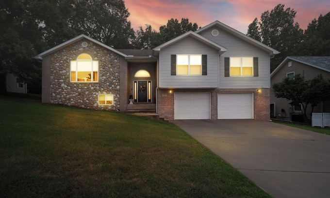 Neosho Maison | Spacious charming 5-bedroom 3 bath house in Neosho with game area