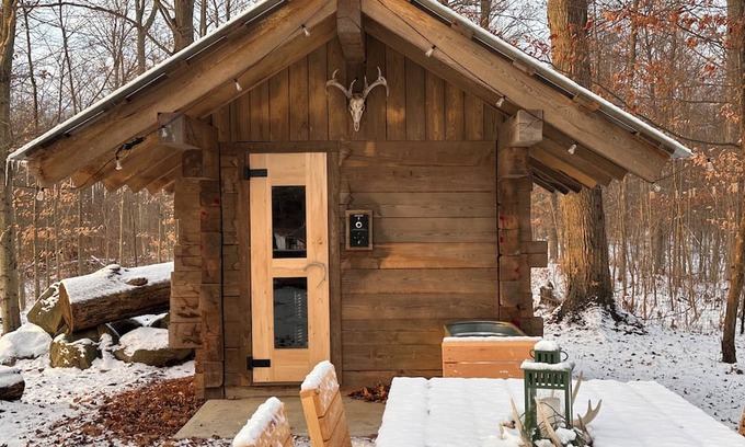 Winona Cabine | Private cabin and spa in the woods! Pet Friendly!