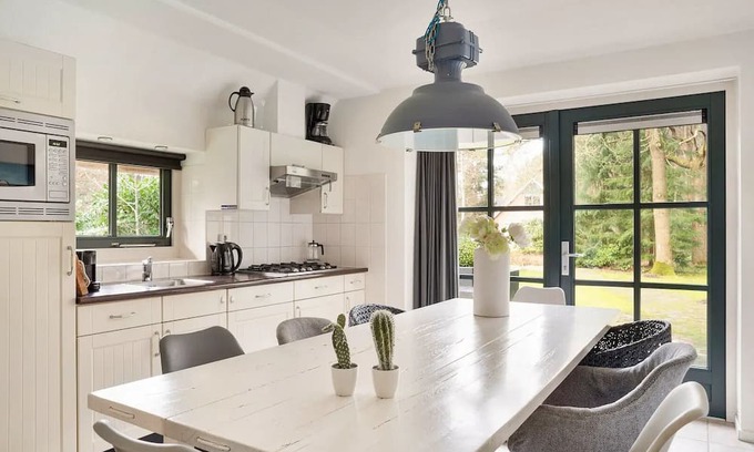 Hooghalen Maison | Detached holiday home with alcove bed, perfect for families.