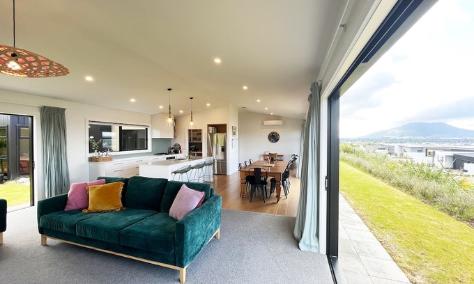 Nukuhau Maison | Panoramic Paradise: Stunning Lake and Mountain Views in Taupō