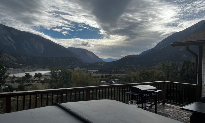 Lillooet Maison | Cozy house w/hottub. Views of Fraser river and mountains. Family friendly