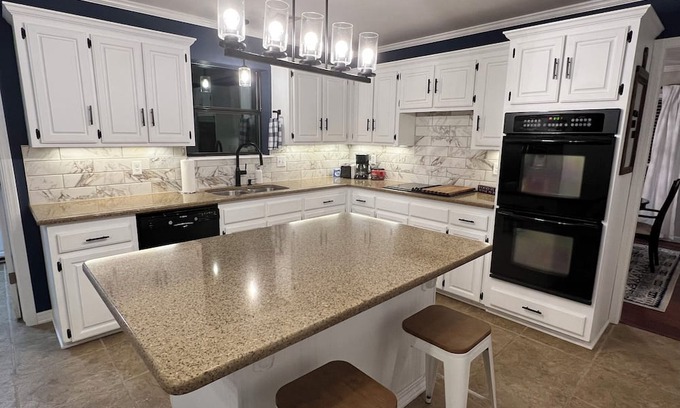 Jenks Maison | 3-bedroom w/HUGE backyard, <1 mile from Spain Ranch and 5 minutes from Jenks!