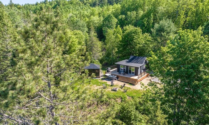 Saint-Alphonse-Rodriguez Maison | Chalet Hello| Private Lake Access | Hot Tub | EV