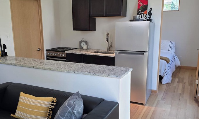 Central West End Lit Et Petit-Déjeuner | Charming modern guesthouse in the beautiful Central West End with WiFi, AC
