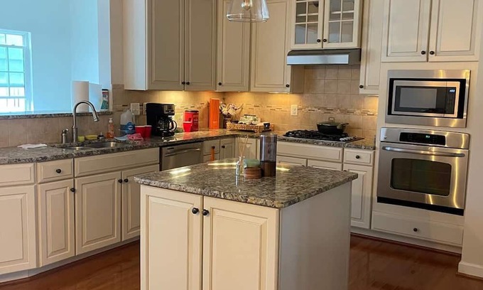 Burtonsville Maison | Charming 3-bedroom townhome in Burtonsville with a great view