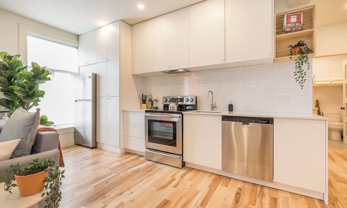 Hochelaga-Maisonneuve Appartement | HOMA-Comfort&Style-2BR-Spacious-Natural Light-FeelHome-A/C-SelfCheckIn-Metro