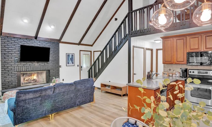 Gouldsboro Cabine | Cozy Cabin Escape: Fire Pit, Kayak, Near Ski Resorts, Kalahari, and Camelback!