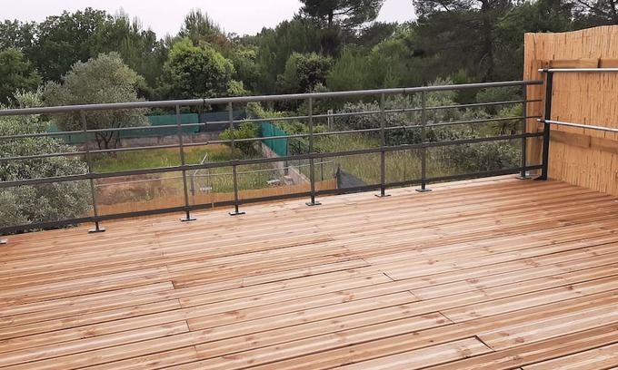 Regusse Appartement | In a private estate, large studio with terrace