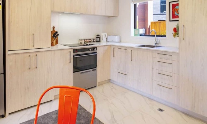 Henderson Maison | West AKL Gem: 2 Bed - Trust Arena Proximity