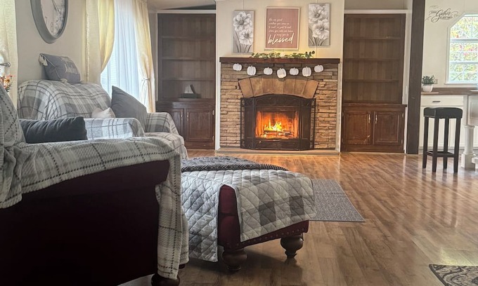Montgomery Maison | Spacious house with an open floor plan. Family friendly. Serene back yard.