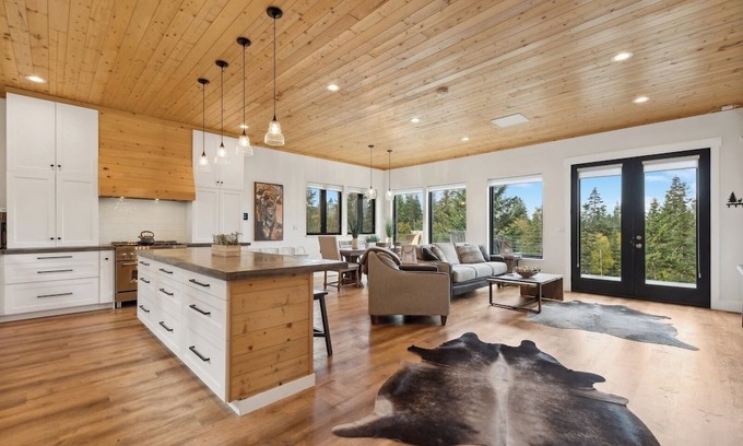 Kalispell Maison | Idyllic 5BD Montana Home w/private hot tub, fire pit & amazing views! Sleep 8!