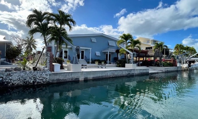Big Coppitt Key Maison | 4BR/3BA Waterfront Home w/Pool, Tiki Bar, Dock, close to Key West, Sleeps 10