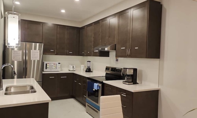 Ottawa Division Maison | Stylish 4BedRoom/3.5Bath in Ottawa: Modern Comfort+Self Check-In+Kitchen&Parking